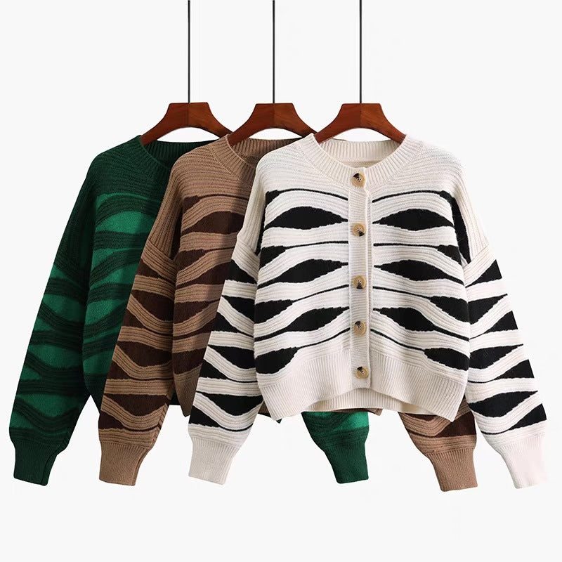 Cardigan pour femmes avec un motif de vagues compliqué et de grands boutons en bois Chic & Stil