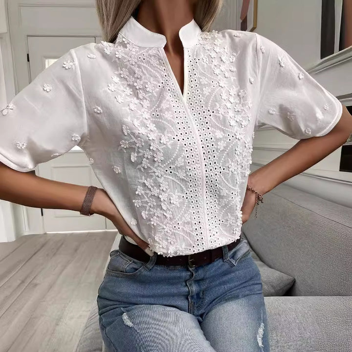 Blouse brodée pour femmes avec col haut et détails délicats Chic & Stil