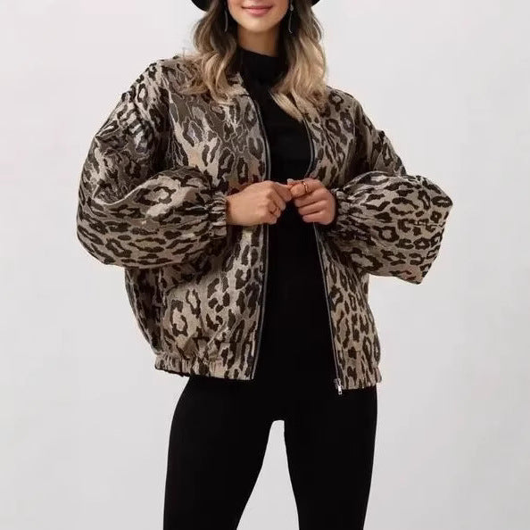 Veste bomber féminine à la mode avec un imprimé léopard saisissant Chic & Stil
