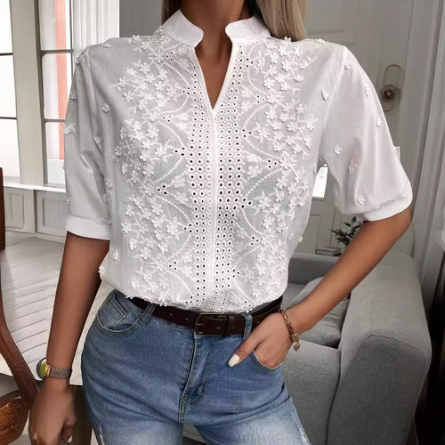 Blouse brodée pour femmes avec col haut et détails délicats Chic & Stil
