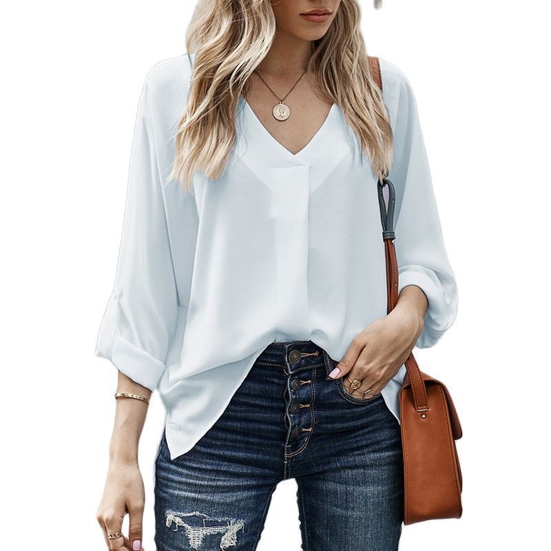Casual blouse for women with V-neck Lune London