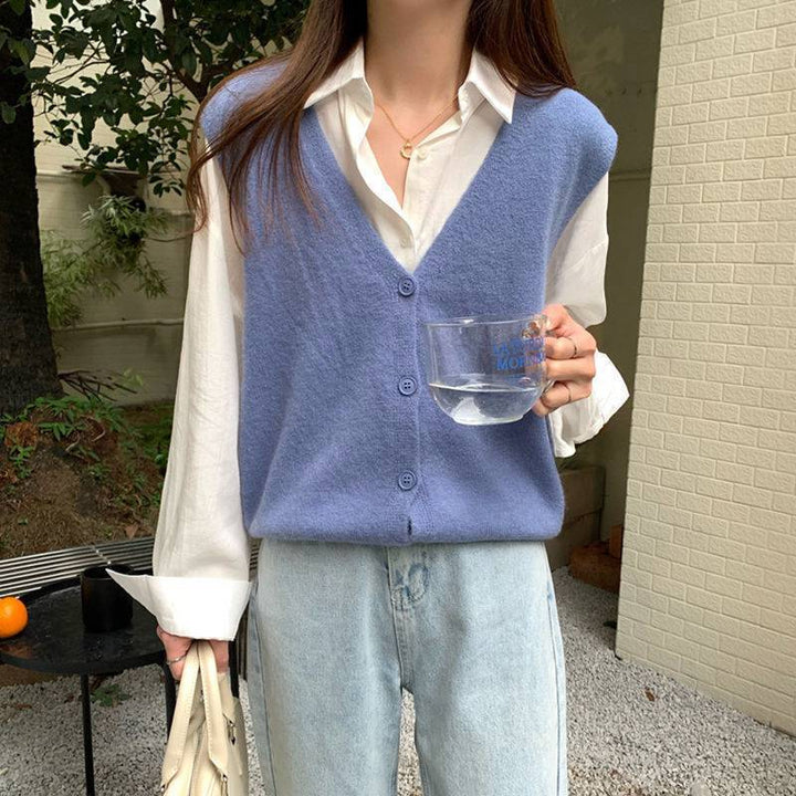 Gilet en tricot pour femmes avec un élégant col en V et fermeture à boutons Chic & Stil