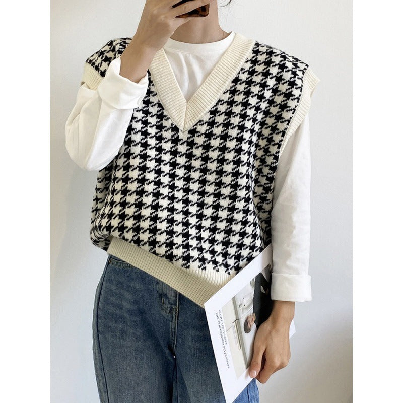 Trendy knitted women’s jacket with a graphic houndstooth pattern Lune London