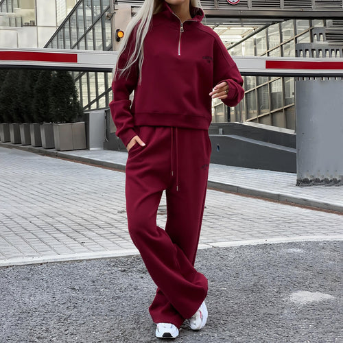Casual women's sports set with high zipper and loose fit Amarae