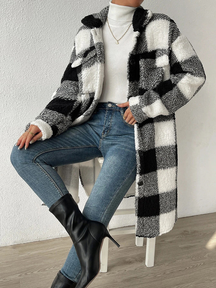 Cozy fleece jacket for women with a chic plaid design