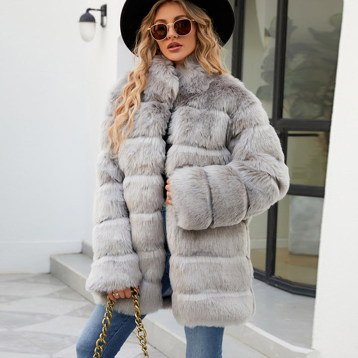 Ladies parka in comfortable faux fur with wide collar and soft details Lune London