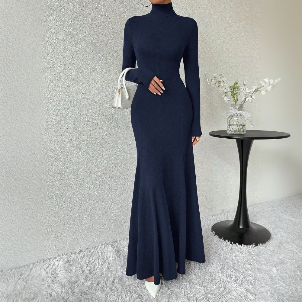 Robe maxi élégante pour femmes à manches longues avec un col haut et un ourlet fluide Chic & Stil