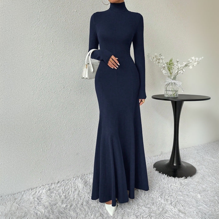 Robe maxi élégante pour femmes à manches longues avec un col haut et un ourlet fluide Chic & Stil