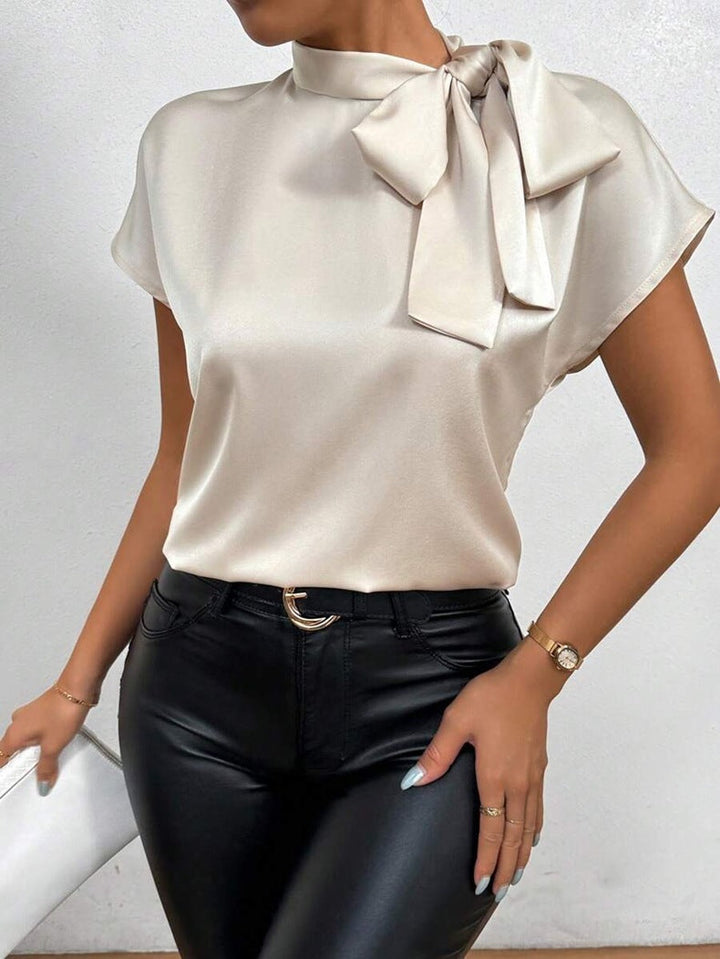 Lune London | Satinbluse Kurzarm Hoher Kragen mit Schleife Eleganter Entspannter Schnitt