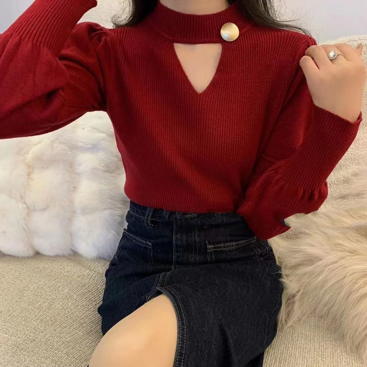 Pull élégant pour femmes avec décolleté en V et patte de boutonnage décorative Chic & Stil