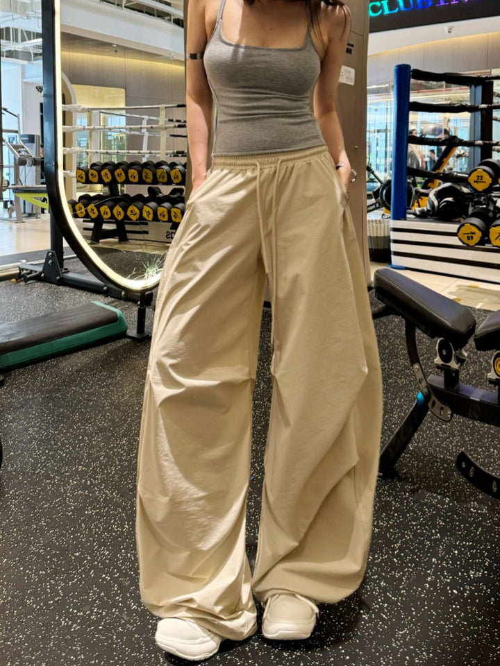 Loose casual pants for women with elastic waist and practical side pockets Lune London