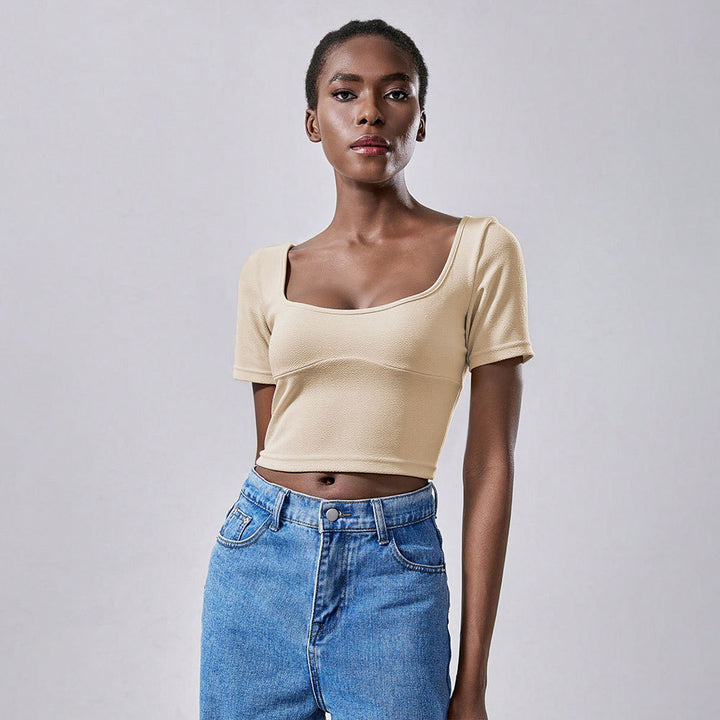 T-shirt court pour femmes avec un élégant décolleté carré et des manches courtes Chic & Stil