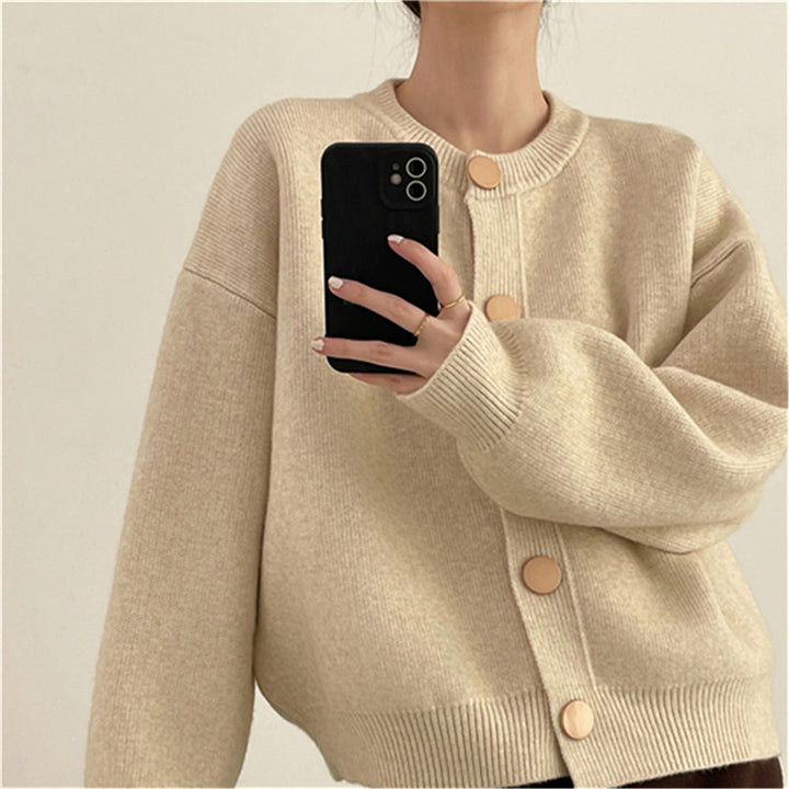 Cardigan pour femmes avec de grands détails de boutons et coupe décontractée Chic & Stil