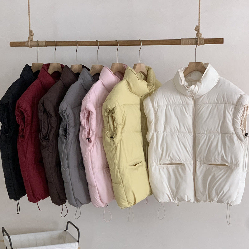 Quilted leisure jacket for women with a high collar and practical pockets.