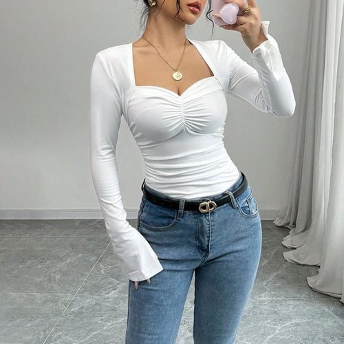 Haut à manches longues pour femmes avec un élégant décolleté carré et des détails de volants sophistiqués Chic & Stil