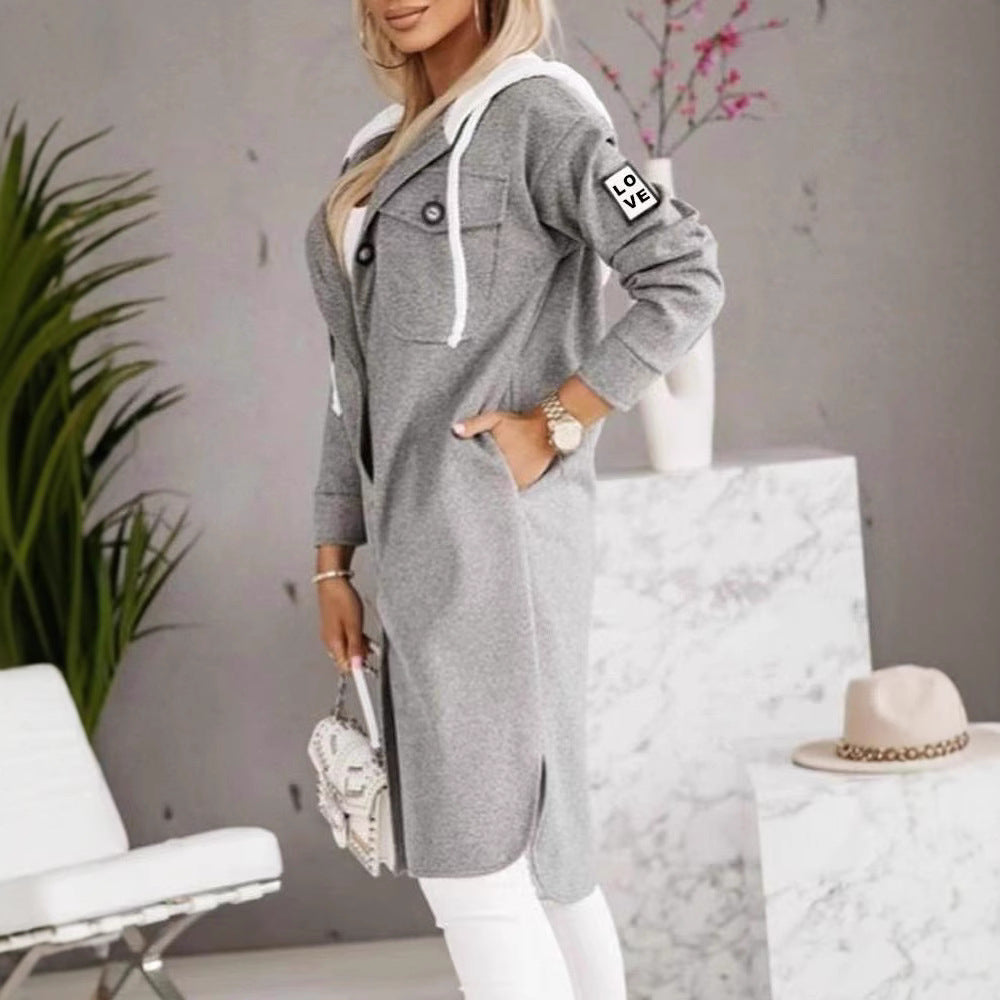 Veste à capuche surdimensionnée pour femmes avec des détails de boutons élégants et des poches Chic & Stil