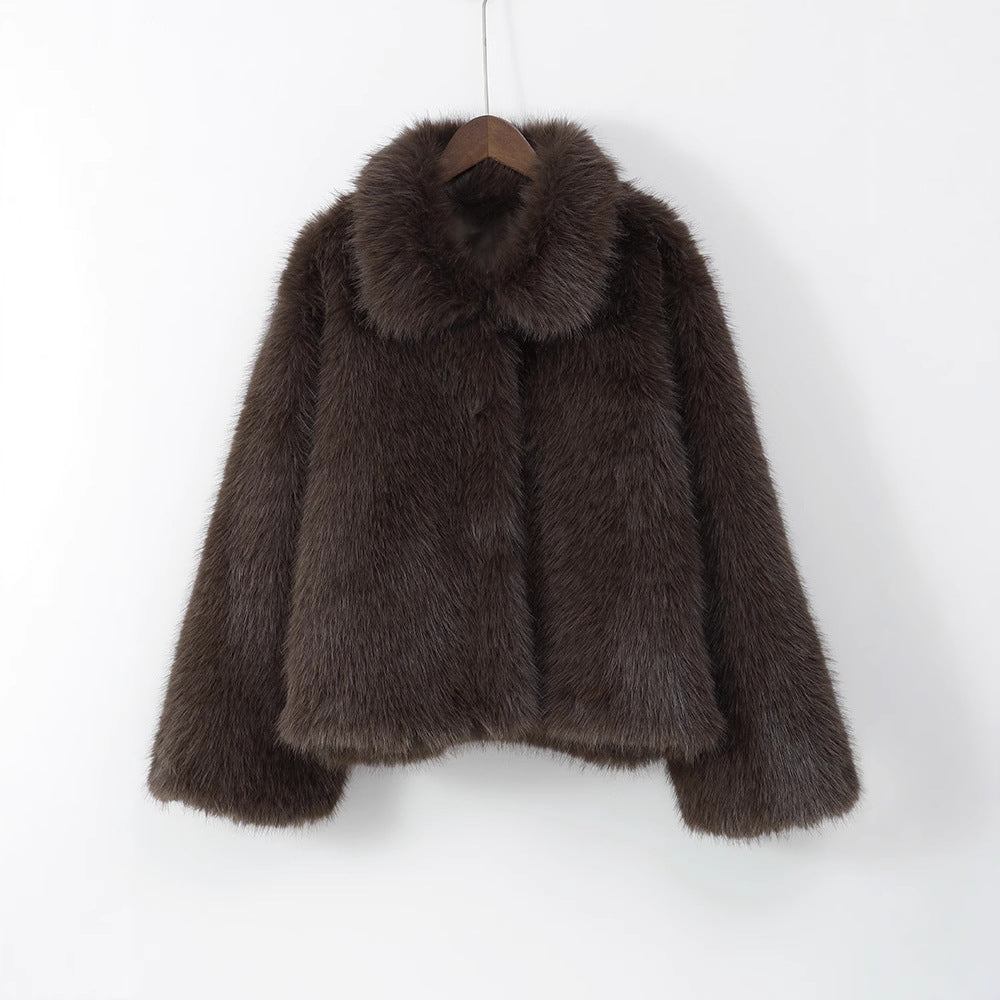 Trendy short women's jacket in high-quality faux fur with a stylish collar Lune London