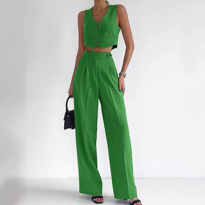 Women's trendy two-piece set with mid-calf pants and modern crop top Lune London