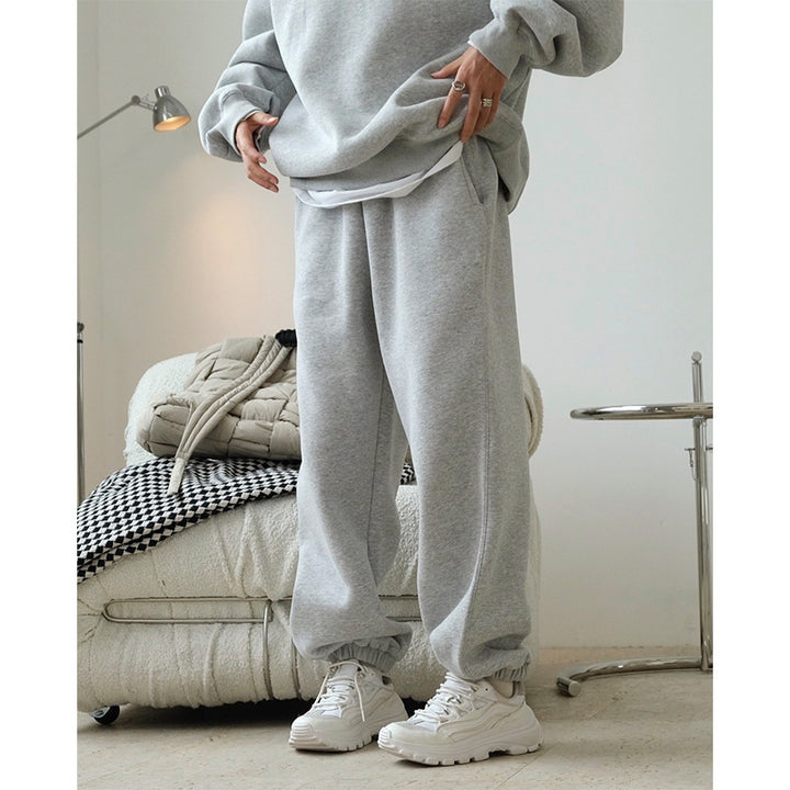Ladies extra-wide sweatpants made of soft sweat fabric with a high waistband, side pockets, and elastic cuffs.
