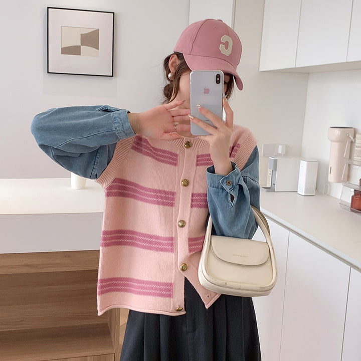 Cardigan pour femmes avec un motif rayé saisissant et des boutons décoratifs Chic & Stil