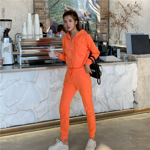Ladies sporty complete set with casual hooded jacket and comfortable jogging pants Chic & Stil