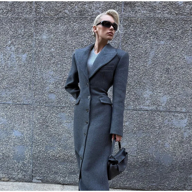Ladies elegant wool coat with fitted cut and long sleeves Lune London