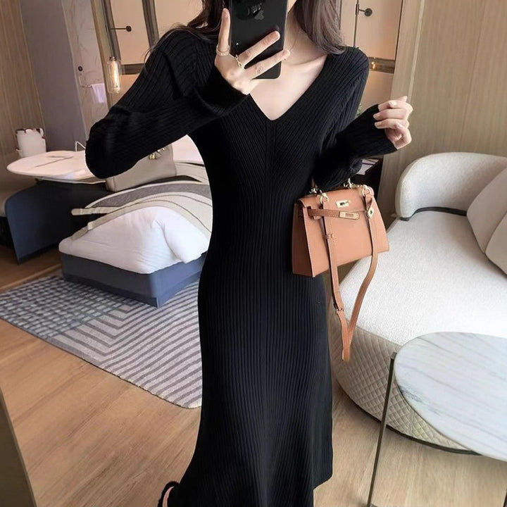 Maxi knit dress for women with V-neck and fine ribbed texture Lune London