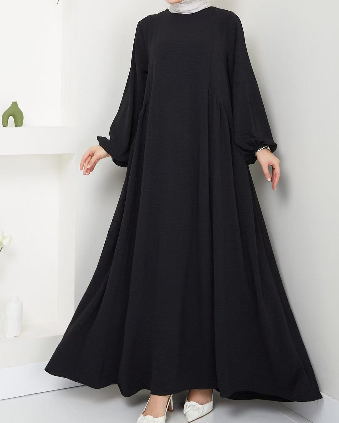 Elegant maxi dress for ladies with voluminous sleeves and a fluid cut Lune London