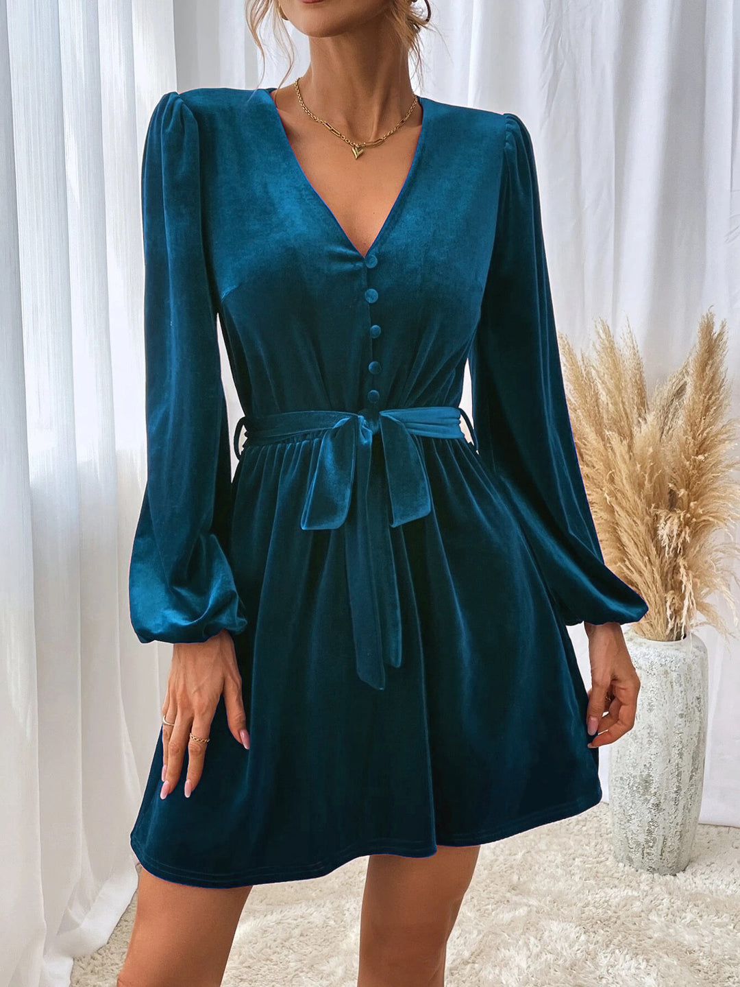 Robe en velours pour femme avec décolleté en V profond et ceinture à la taille Chic & Stil