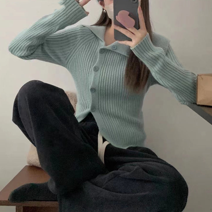 Cardigan pour femmes avec col élégant et détails de boutons Chic & Stil