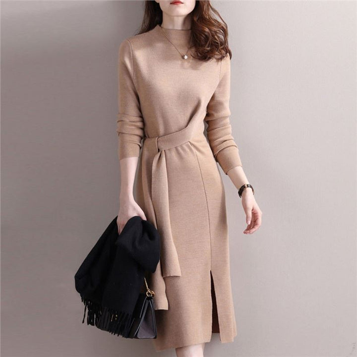 Robe enveloppante élégante pour femmes avec des détails en ribet et une fente sur le côté Chic & Stil