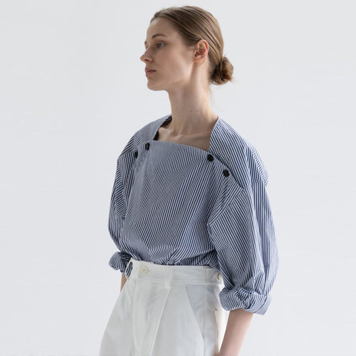 Blouse féminine à la mode avec des détails de bouton innovants Chic & Stil