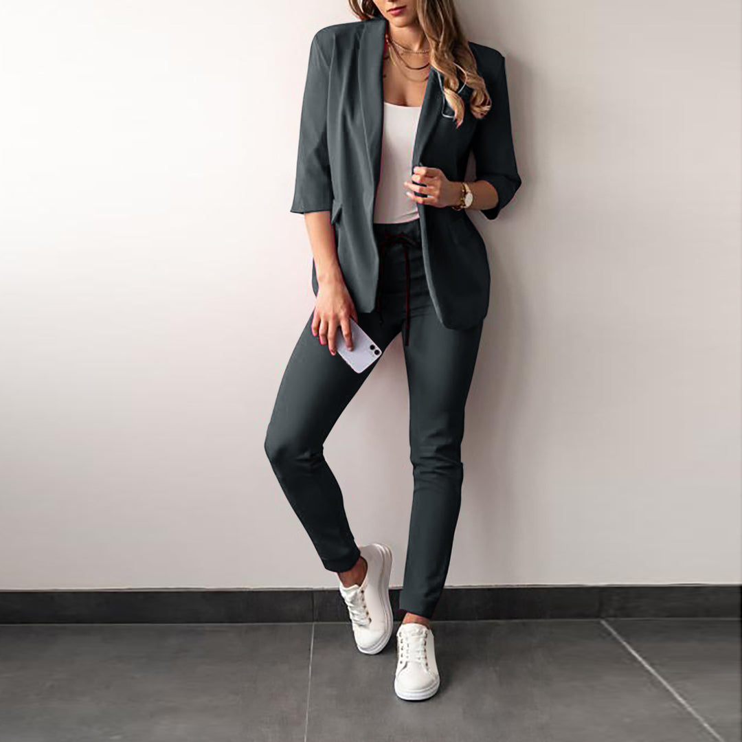 Elegant and modern suit set for women with fitted blazer and slim pants Lune London