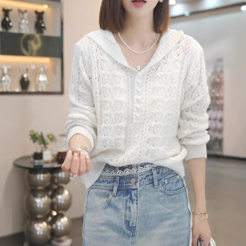 Pull en tricot pour femmes avec capuche et détails de boutons élégants Chic & Stil