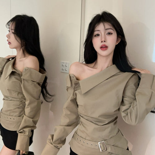 Women's elegant off-shoulder top with decorative belt Chic & Stil