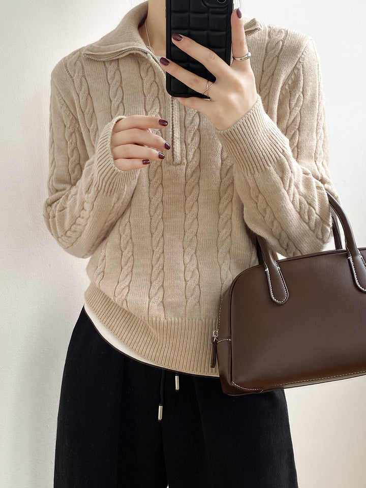 Pull en tricot pour femmes avec design en torsades et col montant moderne Chic & Stil