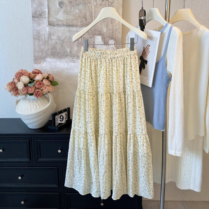 Maxi skirt for women with romantic floral pattern and casual chic design