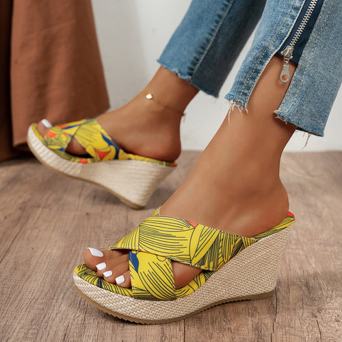 Wedge sandals for women with a floral design and a non-slip sole Amarae