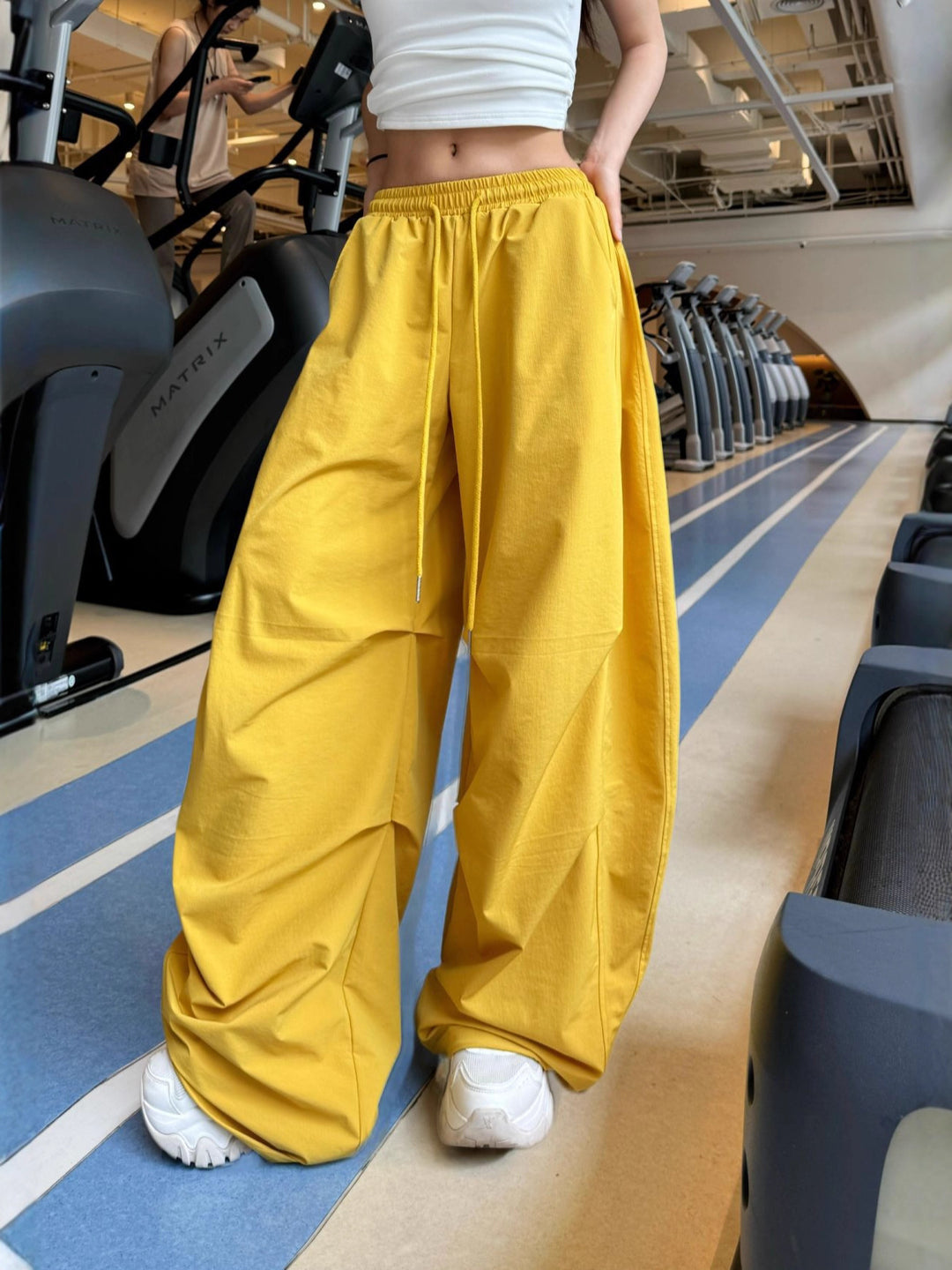 Loose casual pants for women with elastic waist and practical side pockets Lune London