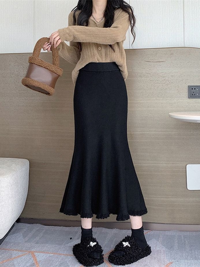 Elegant maxi skirt for women with voluminous hem and fringed details Lune London