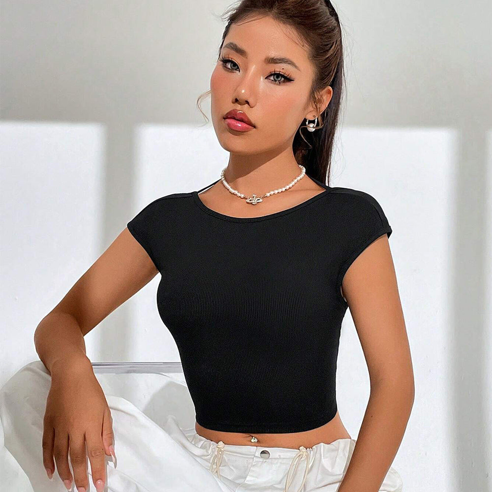 T-shirt court femme avec un design de côtelés harmonieux et un col rond à la mode Chic & Stil