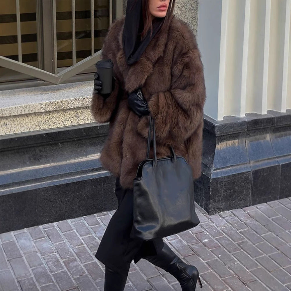 Oversized women's faux fur jacket with a relaxed fit Lune London