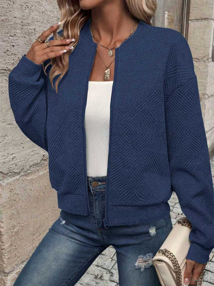 Veste de survêtement tendance pour dames avec design texturé et fermeture éclair Chic & Stil