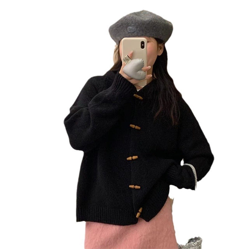 Cardigan en tricot épais pour femmes avec capuche pratique et boutons en bois décoratifs Chic & Stil