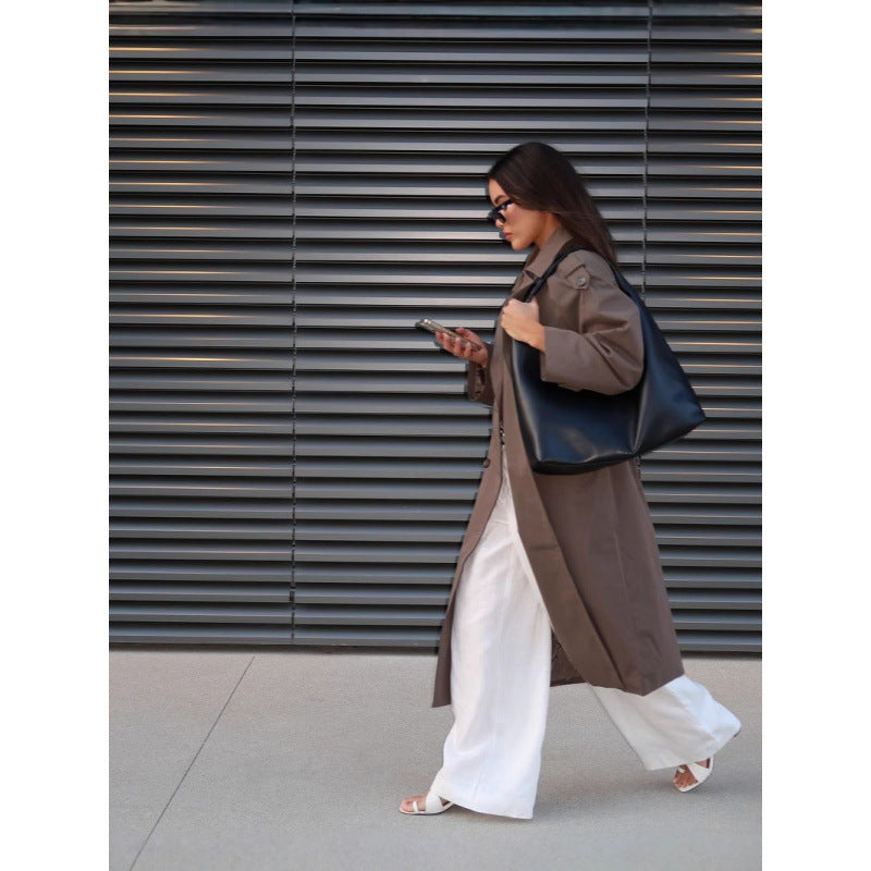 Elegant trench coat for women with modern details and a slim silhouette Lune London