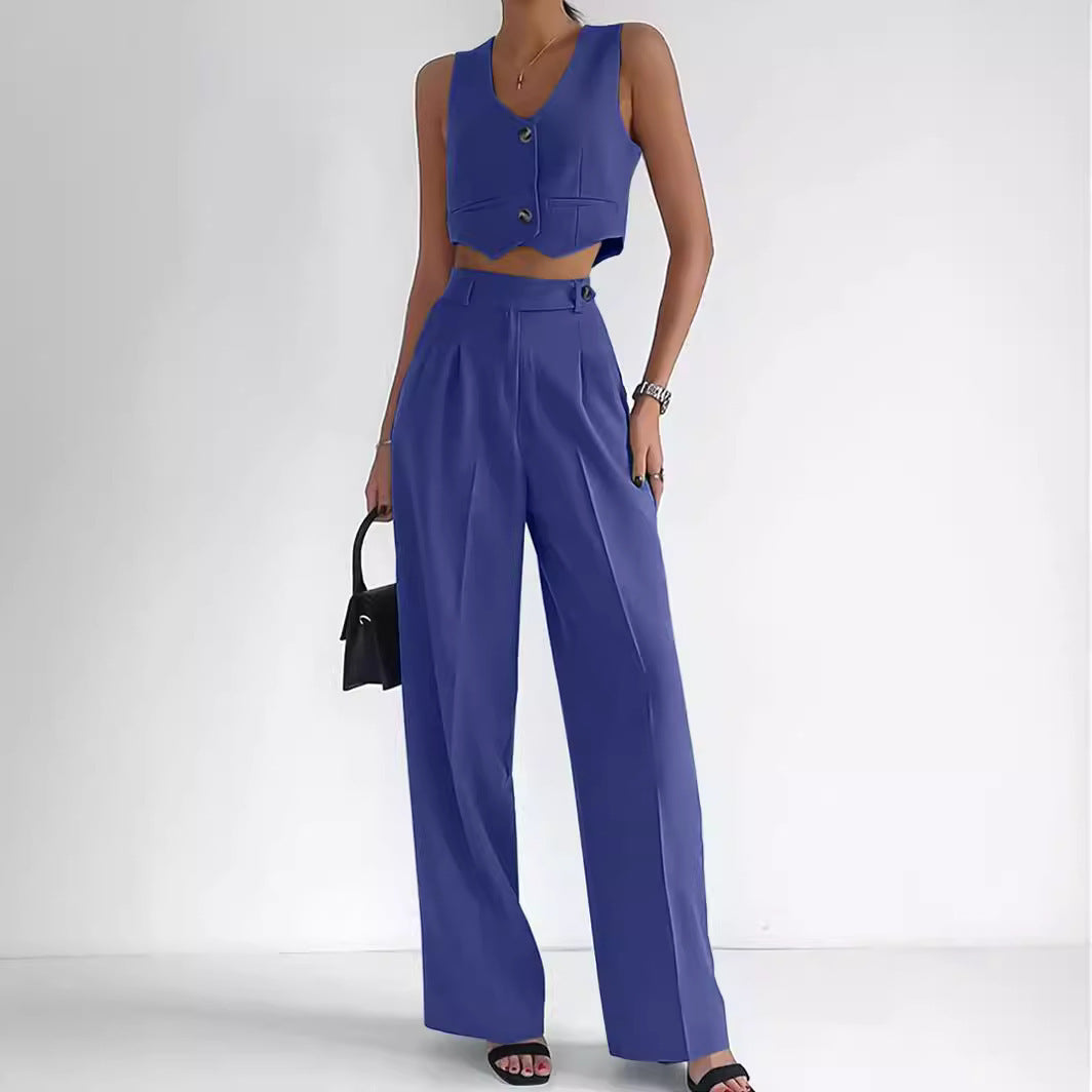 Women's trendy two-piece set with mid-calf pants and modern crop top Lune London