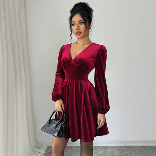 Robe à manches courtes pour femmes avec des manches bouffantes élégantes et un col en V Chic & Stil