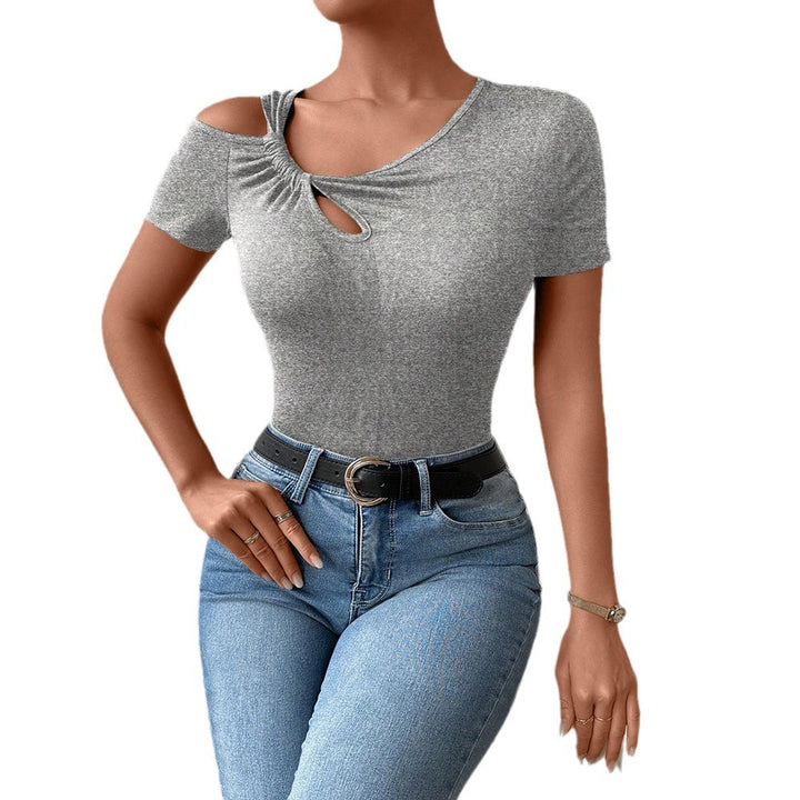 Body féminin ajusté avec encolure asymétrique et détail de nœud élégant Chic & Stil
