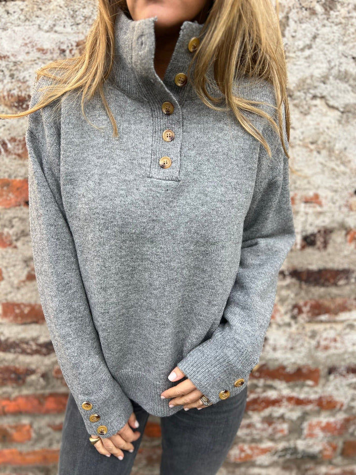 Pull confortable pour femmes avec col haut et détails de boutons décoratifs Chic & Stil