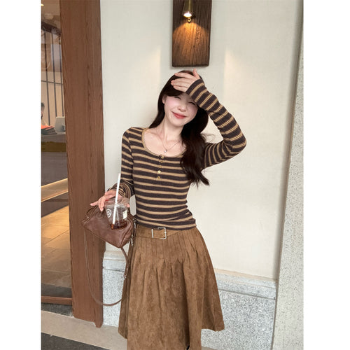 Women's long sleeve shirt with fashionable round neck and decorative buttons Chic & Stil